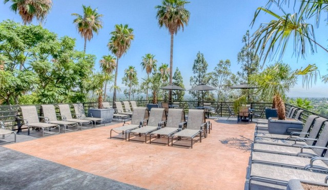 Beautiful Woodland Hills 1BR w/Gym, W/D & Pool, near 101, by Blueground