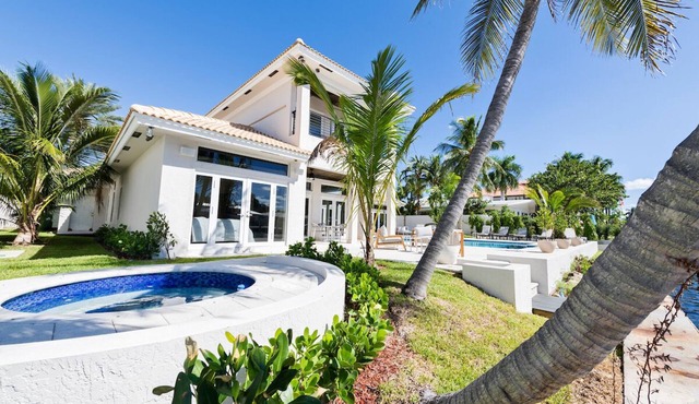 Beautifully renovated 6 Bedroom Mansion Pet Friendly