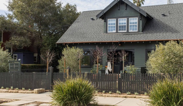 Beautifully Renovated Downtown Home w/5 Bedrooms - Great for Families & Groups