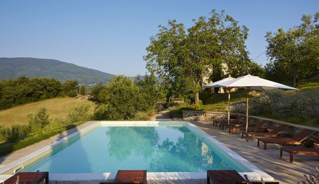 Beautifully restored farmhouse, big pool & terrace, amazing views