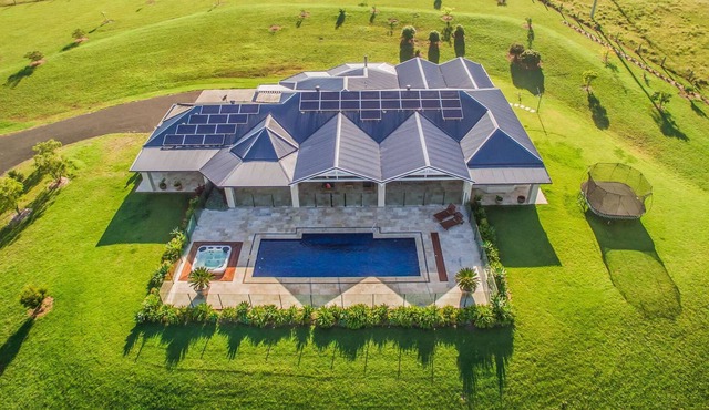 Berry Holiday Accommodation - Cullengetty Estate - on 5 acres - close to beach
