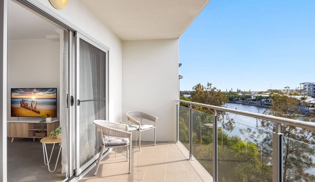 Birtinya 1-Bed with Canal Views and Pool