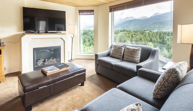 Blueberry Hill Location! Pool, hot tub, walk to village