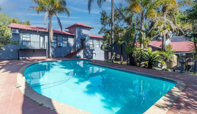 Boutique Hotel-Style 8-Br Haven in Ferndale