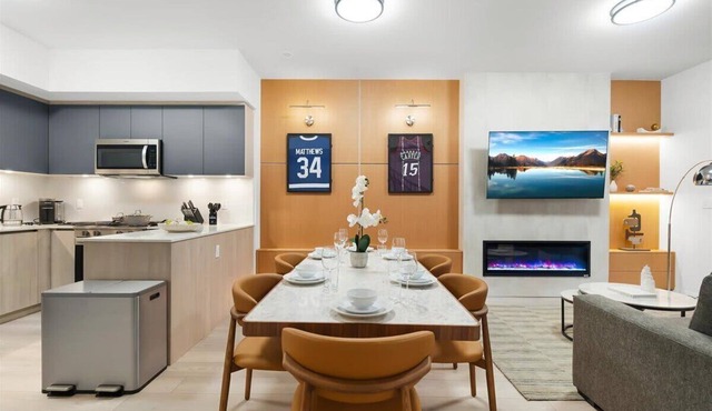 Boutique Townhouse + Suite Sleeps 11 Parking