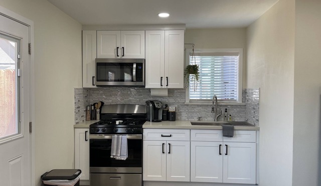 Brand New Private Apartment Near Beach/Restaurants