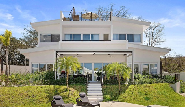 Brand New Professionally Decorated Luxury 4 Bed Avellanas Home Minutes to Beach