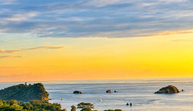 Breathtaking Ocean Vistas, Jungle Bliss, Walk to Eateries & Beach, Fast Internet