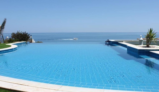 Breathtaking Villa with infinity pool over the sea