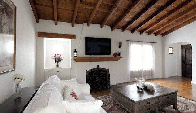 Bright and Charming Spanish 2bed/2 bath house with Office, Fully Fenced Backyard