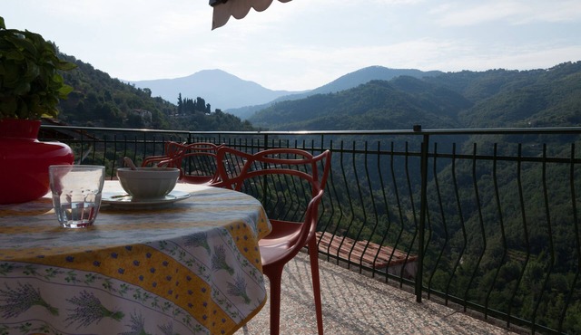 Bright apartment with a large, quiet terrace. Wi-Fi everywhere in the village.