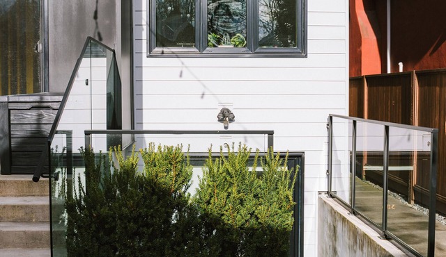 Bright & Cozy Kitsilano Suite | Walk to Beach