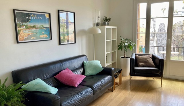 Bright, modern apartment in town center