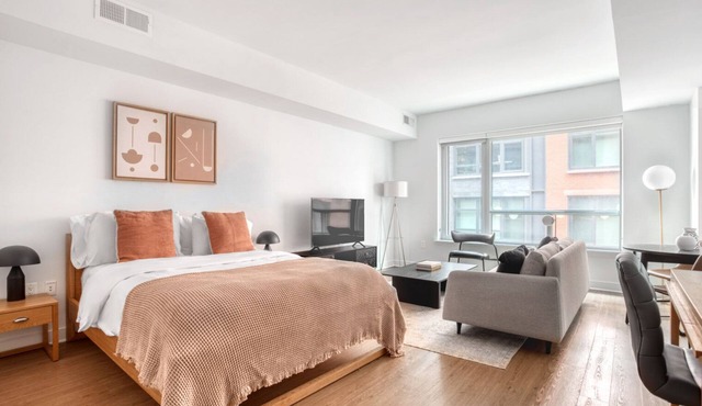 Bright Mount Vernon Studio w/Pool, W/D & Gym, near Metro, by Blueground