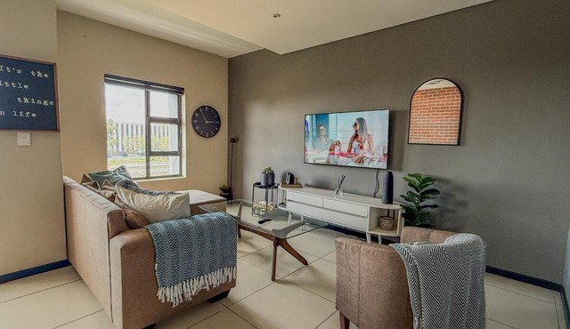Bright Rosebank Gem Connected to the Mall with Backup Generator