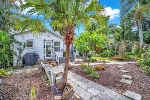 Bromeliad Bungalow - Downtown Cottage