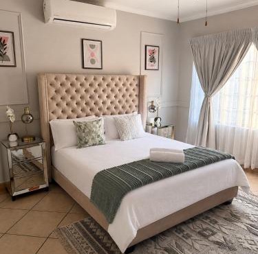 Brytelight Luxe Hideaway-Relaxing Poolside Stay