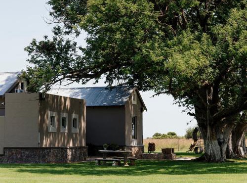 Buffalo Thorn Tree Lodge - Nearby Sun City