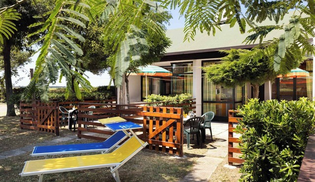 Bungalow with air conditioning, internet, garden and pool