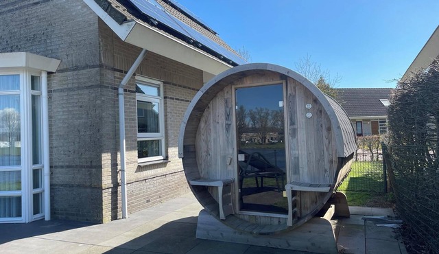 Bungalow with infrared sauna and jacuzzi in the garden