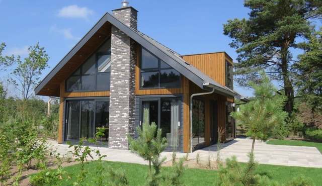 Bungalow with multiple floors, 4 bedrooms and 2 bathrooms