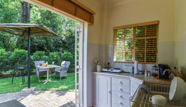 Bushwillow Spacious cottage for 2 people with private garden access!