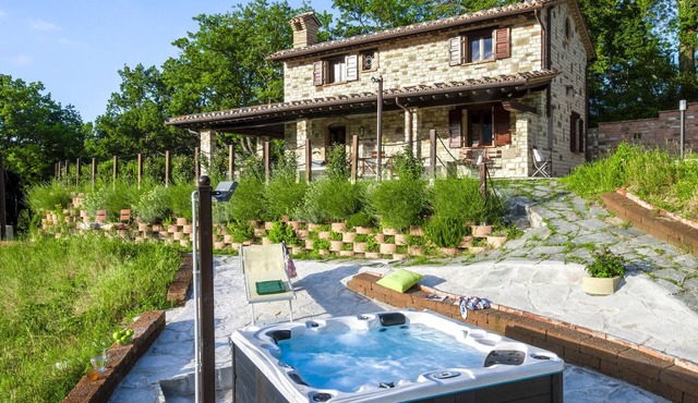 Ca Berna Marcheholiday, villa with a heated whirlpool tub