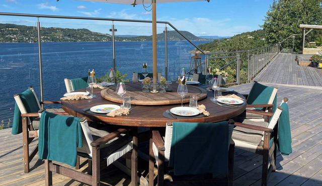 Cabin with sea views and beach access near Drøbak