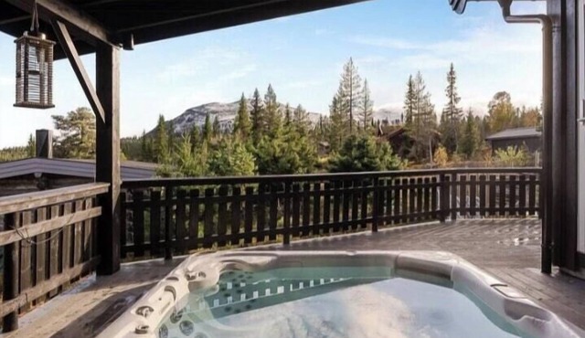Cabin with ski-in/out and hot tub in Fageråsen