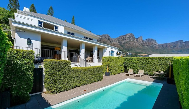 Camps Bay Luxury Family Retreat – Lush & Stylish