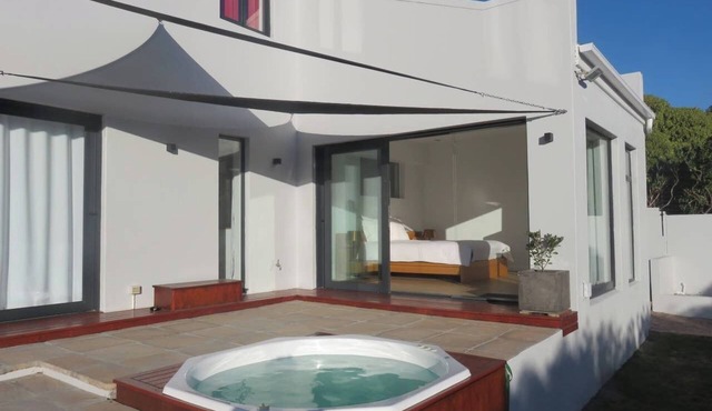 Cape White Villa - Main suite with jacuzzi
