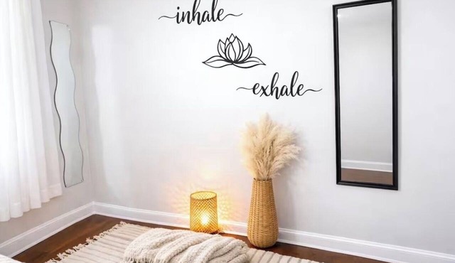 Capitol Hill King Bed Suite+Free Parking+Private Lounge