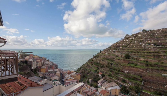 Casa 67 Seaview Studio with Terrace & Jacuzzi in Manarola