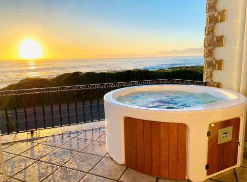 Casa Balena - The Seafront Whale House Experience