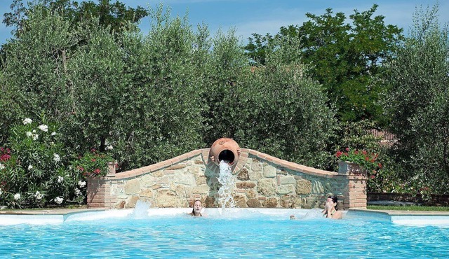 Casa Canarino A: A graceful apartment surrounded by meadows and by green hills.