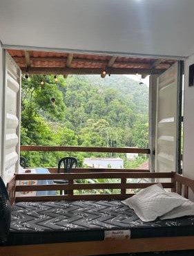 Casa container verde com vista para as montanhas próximo a Trindade