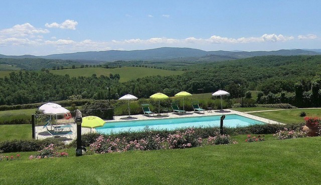 Casa Gelso D: A romantic and welcoming apartment that is part of an ancient country house situated in the heart of the Tuscan countryside, with Free WI-FI.