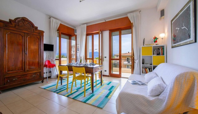 Casa Michelangelo Lake Garda Terrace Apt | Sleeps 6 + AC, Desenzano Del Garda, Italy