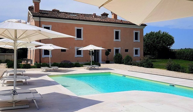 Casa Mortella E: A graceful two-story apartment that is part of an ancient manor house, with Free WI-FI.