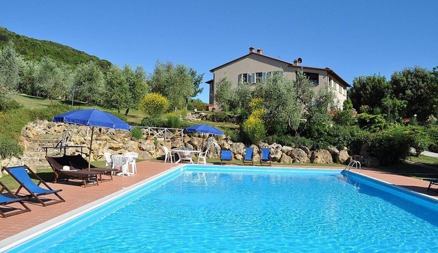 Casa Raissa B: A characteristic and welcoming apartment that is part of a villa immersed in a splendid landscape, in a lovely little hamlet, with Free WI-FI.