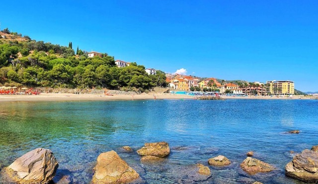 Casa Rose in Civezza with with shared pool & large garden sleeping 4