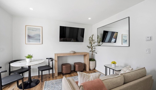 Casa Serene w/private patio; pet-friendly. 9-min drive to beach.