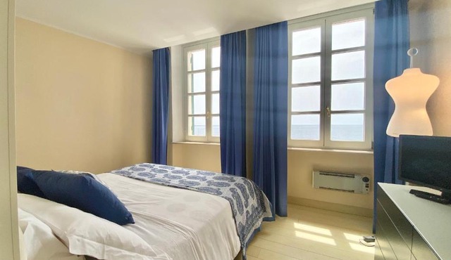 CasaViva - Beachfront Trilo with parking in Camogli