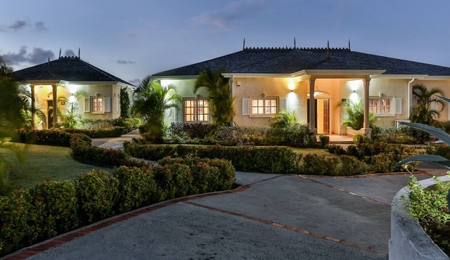 Cayman Villa - Contemporary 3 bedroom Villa with Stunning Ocean Views