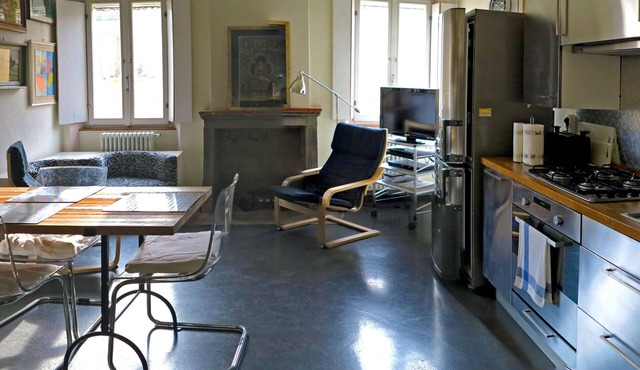 Center, wi-fi, air-conditioned, utilities room and bathroom linen cleaning included.
