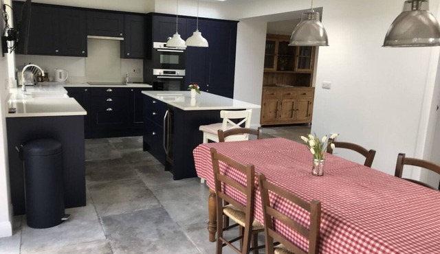 Central Modern open plan house 3 ensuite bedrooms, dog friendly.