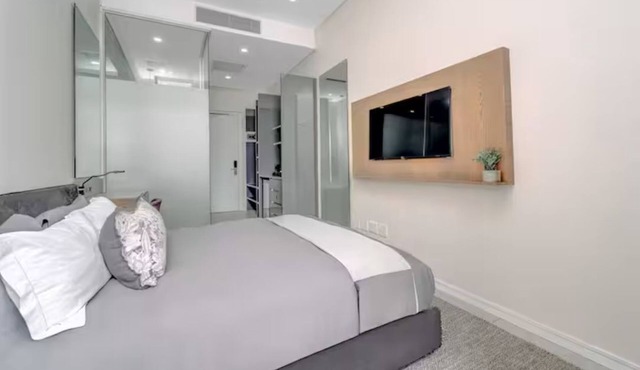 Central Studio Apt with Restaurant, Gym & Sauna
