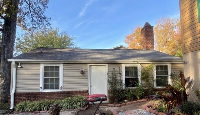 Centrally located cozy cottage perfect for professionals!