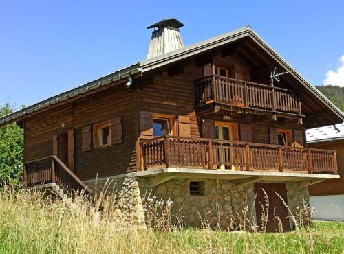 CHALET FAMILIAL AU PIED DES PISTES ET COMMERCES