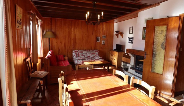 Chalet for 6-8 people with fireplace, south-facing and garage, 5 min from center